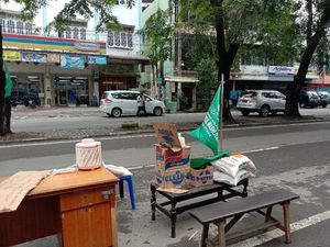 Rumah Terendam Banjir Seatap, Warga di Medan Minta Bantuan Pengguna Jalan