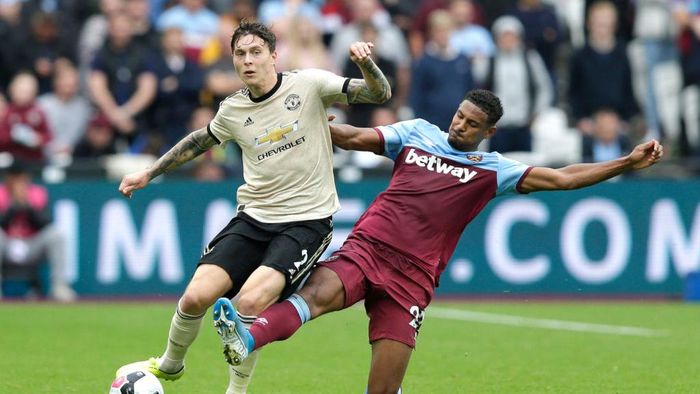 West Ham United vs Manchester United LONDON, ENGLAND - SEPTEMBER 22: Victor Lindelof of Manchester United is tackled by Sebastien Haller of West Ham United during the Premier League match between West Ham United and Manchester United at London Stadium on September 22, 2019 in London, United Kingdom. (Photo by Henry Browne/Getty Images)