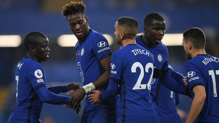 LONDON, ENGLAND - NOVEMBER 07: Tammy Abraham of Chelsea (2nd left) celebrates with team mates after scoring his teams first goal during the Premier League match between Chelsea and Sheffield United at Stamford Bridge on November 07, 2020 in London, United Kingdom. Sporting stadiums around the UK remain under strict restrictions due to the Coronavirus Pandemic as Government social distancing laws prohibit fans inside venues resulting in games being played behind closed doors. (Photo by Mike Hewitt/Getty Images)