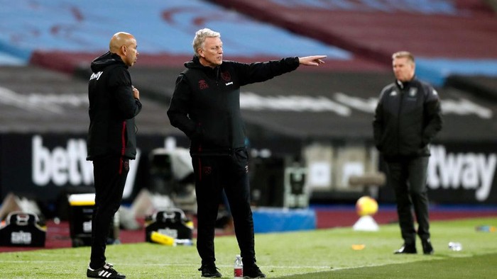 LONDON, ENGLAND - NOVEMBER 30: David Moyes, Manager of West Ham United reacts during the Premier League match between West Ham United and Aston Villa at London Stadium on November 30, 2020 in London, England. Sporting stadiums around the UK remain under strict restrictions due to the Coronavirus Pandemic as Government social distancing laws prohibit fans inside venues resulting in games being played behind closed doors. (Photo by Frank Augstein - Pool/Getty Images)