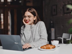 Asus ZenBook 14 UX425, Laptop Bertenaga untuk WFH Harga Rp 14 Juta