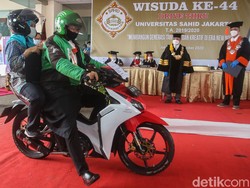 Driver Ojol Jadi Sarjana, Wisuda Masih Pakai Jaket Hijau
