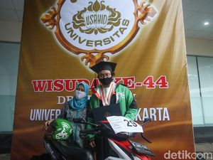 Top Banget! Driver Ojol Ini Wisuda, Lulus S1 Ilmu Komunikasi