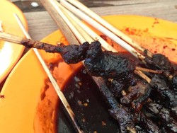 Apes Banget, Beli Sate Kambing Tapi Isinya Gosong Semua