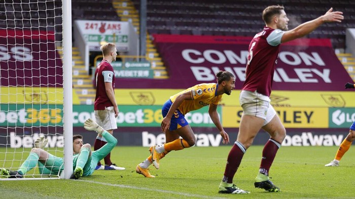 Evertons Dominic Calvert-Lewin, center, celebrates scoring their first goal during the English Premier League soccer match between Burnley and Everton at Turf Moor in Burnley, north west England, Saturday, Dec. 5, 2020. (Clive Brunskill//Pool via AP)