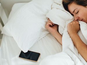 Suka Tidur dengan HP? Mulai Sekarang Setop, Bahaya!