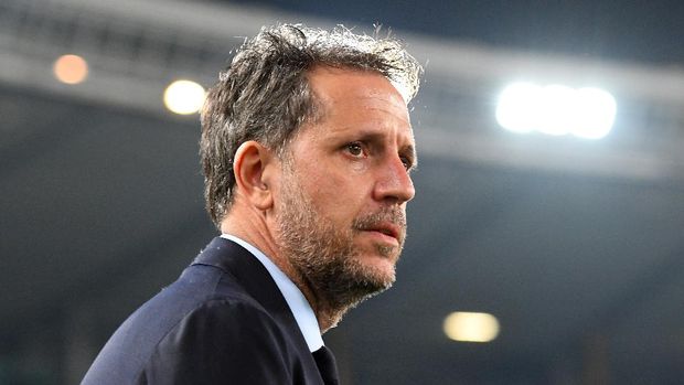 VERONA, ITALY - FEBRUARY 08:Fabio Paratici of Juventus  looks on during the Serie A match between Hellas Verona and  Juventus at Stadio Marcantonio Bentegodi on February 8, 2020 in Verona, Italy.  (Photo by Alessandro Sabattini/Getty Images)