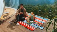 Gantengnya Joshua March, Penyanyi Keren yang Hobi Ngopi