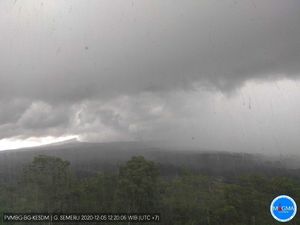 Semeru Masih Keluarkan Guguran Awan Panas Hingga Letusan Semeru Masih Keluarkan Guguran Awan Panas Hingga Letusan