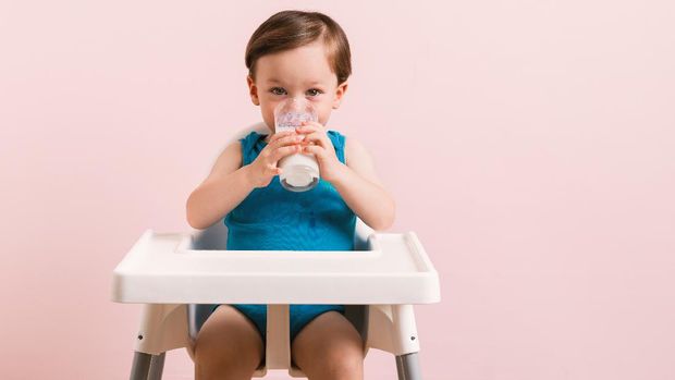 ilustrasi anak minum susu