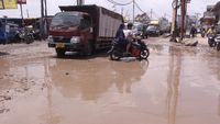 Jalan Akses Menuju Bandara Rusak Parah