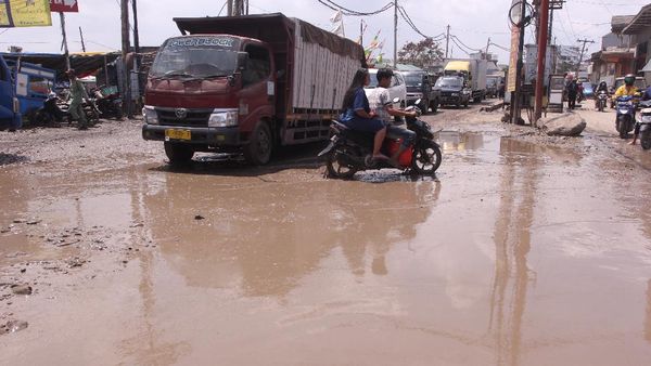 Jalan Akses Menuju Bandara Rusak Parah
