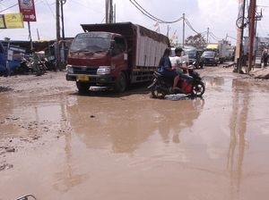 Jalan Akses Menuju Bandara Rusak Parah Jalan Akses Menuju Bandara Rusak Parah