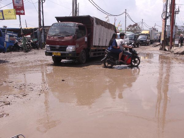 Jalan Akses Menuju Bandara Rusak Parah