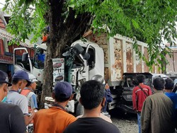 Diduga Rem Blong, Dump Truk Seruduk 10 Kendaraan di Gresik