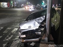 Ayla Hantam Tiang TL di Surabaya, Sebelumnya Tabrak Mobil dan Orang Nyebrang