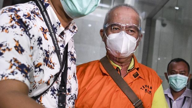 Bupati Banggai Laut Wenny Bukamo berjalan menuju mobil tahanan usai diperiksa di gedung KPK, Jakarta. Sabtu (5/12/2020). Wenny Bukamo ditahan penyidik KPK di Rutan Polda Metro Jaya usai terjaring  operasi tangkap tangan di Kabupaten Banggai Laut, Sulawesi Tengah dalam perkara dugaan penerimaan suap terkait pengadaan barang dan jasa di lingkungan Pemkab Banggai Laut dan diduga hasil uang suap itu digunakan untuk keperluan dana kampanye Wenny Bukamo yang maju sebagai petahana pada Pilkada Kabupaten Banggai Laut. ANTARA FOTO/Hafidz Mubarak A/foc.