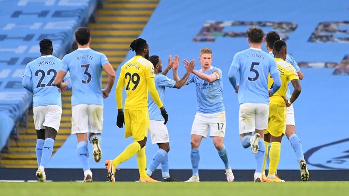 MANCHESTER, ENGLAND - DECEMBER 05: Kevin De Bruyne of Manchester City celebrates with teammate Raheem Sterling after scoring his teams second goal during the Premier League match between Manchester City and Fulham at Etihad Stadium on December 05, 2020 in Manchester, England. The match will be played without fans, behind closed doors as a Covid-19 precaution. (Photo by Michael Regan/Getty Images)