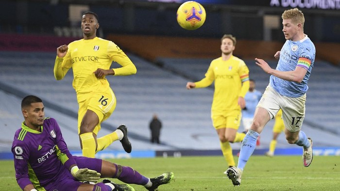 Manchester Citys Kevin De Bruyne, right, challenges for the ball with Fulhams goalkeeper Alphonse Areola during an English Premier League soccer match between Manchester City and Fulham at the Etihad stadium in Manchester, England, Saturday, Dec. 5, 2020. (Michael Regan/Pool via AP)