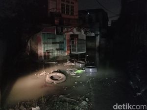 Banjir Setinggi Atap Rumah di Medan Surut, Sampah Berserakan