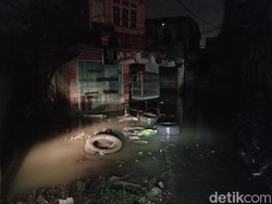 Banjir Setinggi Atap Rumah di Medan Surut, Sampah Berserakan