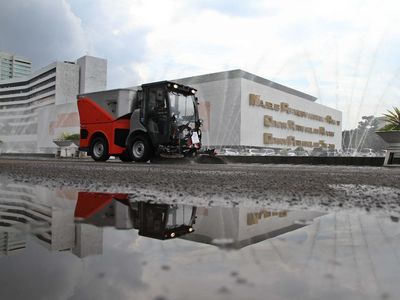 Mobil Ini Bikin Kawasan Gedung DPR Makin Kinclong