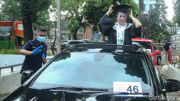 Seperti Ini Momen Wisuda Drive-Thru di Jakarta