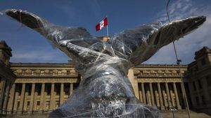 Monumen Bersejarah Peru Dilapisi Plastik, Ada Apa?