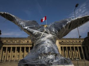 Monumen Bersejarah Peru Dilapisi Plastik, Ada Apa?
