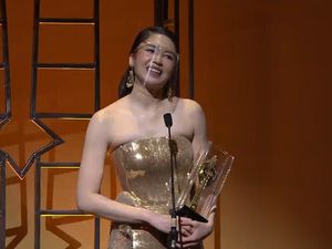 Laura Basuki Siap Geser Pajangan di Rak Buku Buat Piala Citra Baru