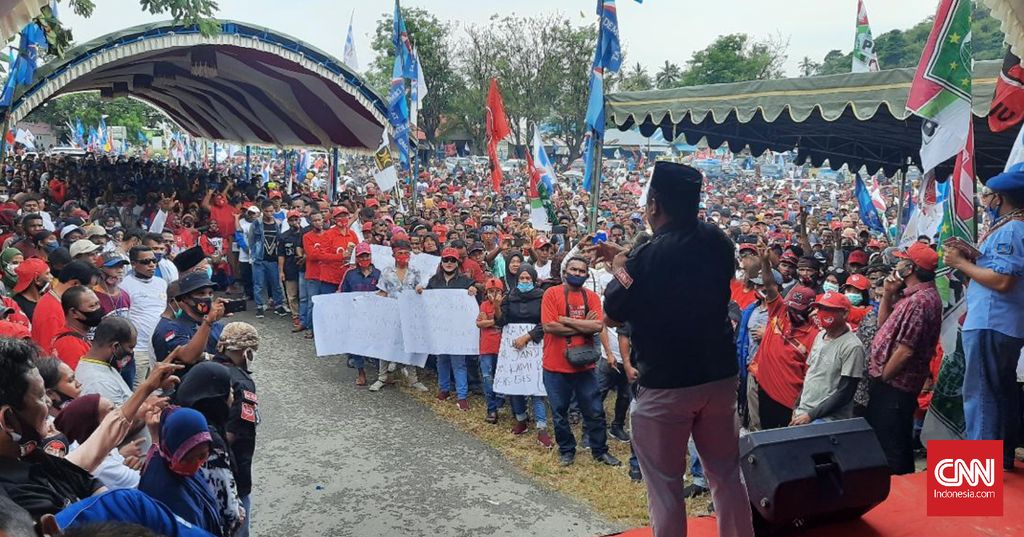 Massa pendukung pasangan calon Safitri Malik Soulisa-Gerson Elyaser Selsily (SMS-GES) di kampanye akhir Pilkada Buru Selatan, Sabtu (5/12). (CNN Indonesia/Said)