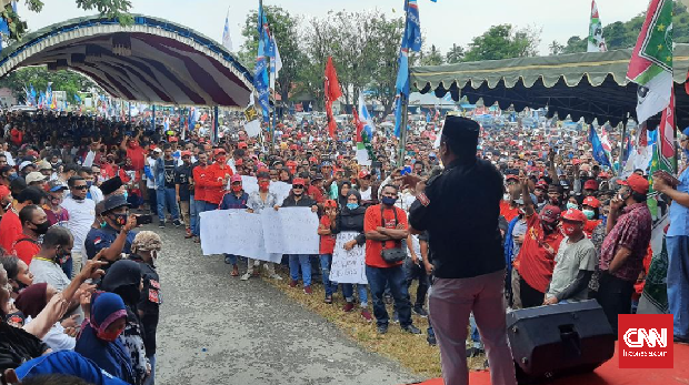 Massa pendukung pasangan calon Safitri Malik Soulisa-Gerson Elyaser Selsily (SMS-GES) di kampanye akhir Pilkada Buru Selatan, Sabtu (5/12). (CNN Indonesia/Said)