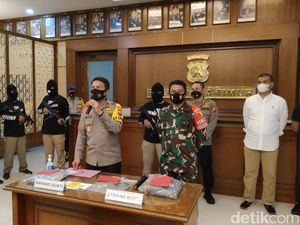 Polisi Tangkap Pria Pamekasan yang Ancam Bunuh Mahfud Md, Ada Tersangka Lain? Polisi Tangkap Pria Pamekasan yang Ancam Bunuh Mahfud Md, Ada Tersangka Lain?