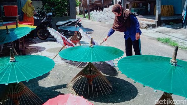 Perajin Payung Lukis di Klaten Tetap Bertahan di Tengah Pandemi