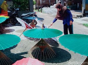 Perajin Payung Lukis di Klaten Tetap Bertahan di Tengah Pandemi
