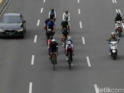 Bahaya! Pesepeda Ini Bajak Jalur Cepat