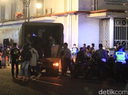 Bandung Zona Merah, Polisi Bubarkan Kerumunan Massa di Alun-alun