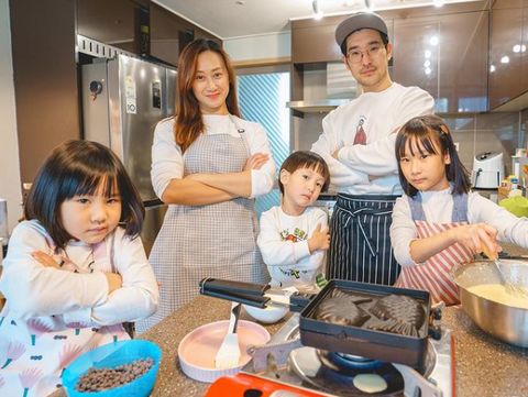 Lagi-lagi potret mereka memasak bersama. Sunji, Yunji, dan Jio juga Papa Jay bergaya ala ala menunggu masakan yang sedang mereka masak yaitu Bungeoppang salah satu makanan khas Korea. Kompak dan seru banget yah…/Instagram/@kimbabfamily.official