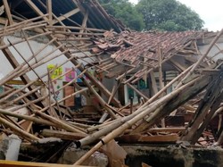 1 Ruangan Madrasah di Sukabumi Ambruk Diterjang Angin Kencang