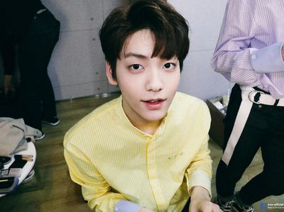10 Potret Ganteng Soobin TXT yang Ulang Tahun ke-20