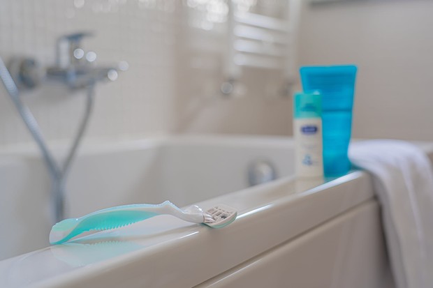 Tips Mencukur Bulu Rambut di Area Miss V/ Foto: Pexels.com/Castorly Stock setelah mencukur bulu rambut di area Miss V, penting untuk memakai moisturizer