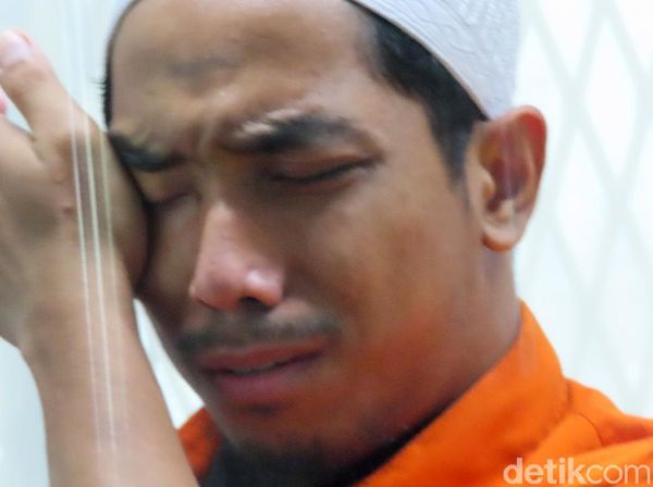 Ragam Ekspresi Ustadz Maaher di Polisi