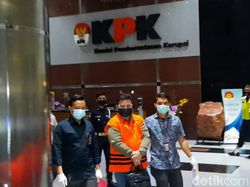 Diborgol, 2 Tersangka Suap Kasus Bansos Corona Dibawa ke Rutan KPK