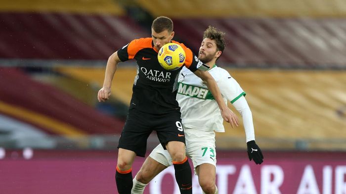 AS Roma vs Sassuolo ROME, ITALY - DECEMBER 06: Manuel Locatelli of US Sassuolo battles for possession with Edin Dzeko of Roma during the Serie A match between AS Roma and US Sassuolo at Stadio Olimpico on December 06, 2020 in Rome, Italy. Sporting stadiums around Italy remain under strict restrictions due to the Coronavirus Pandemic as Government social distancing laws prohibit fans inside venues resulting in games being played behind closed doors. (Photo by Paolo Bruno/Getty Images)
