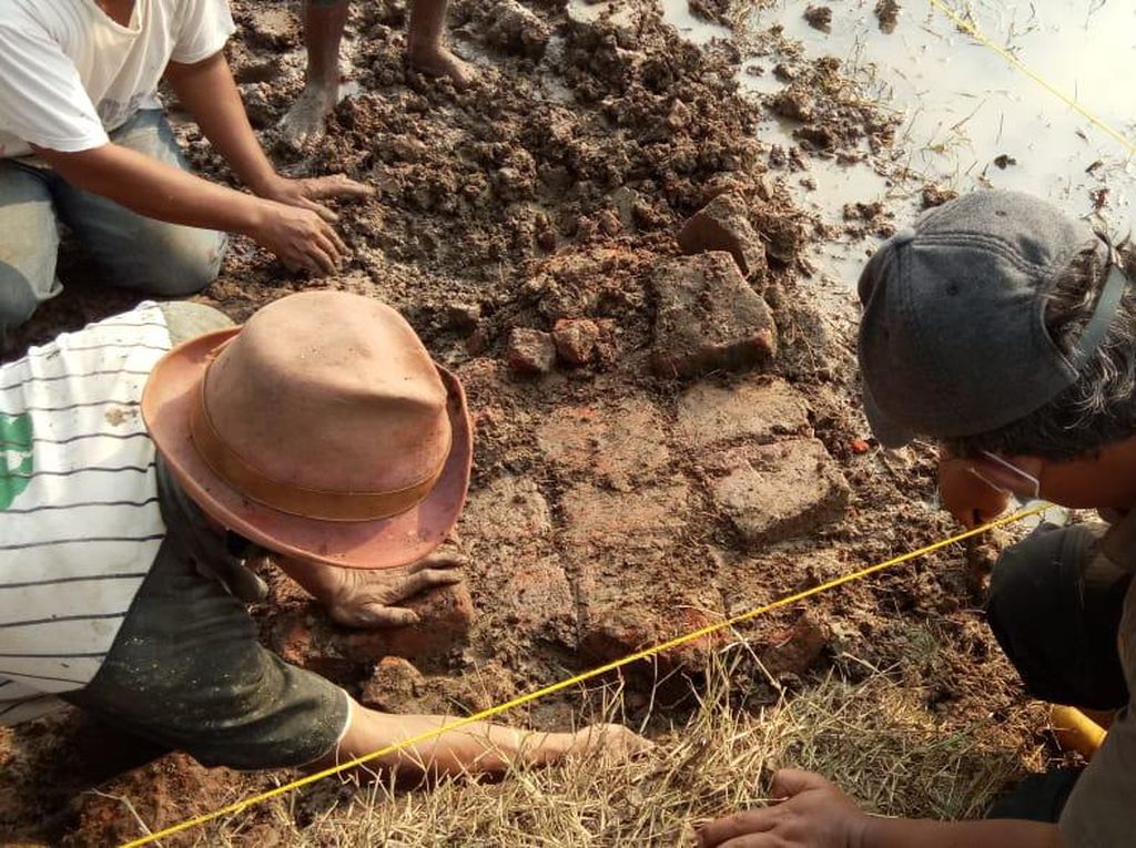 Balai Cagar Budaya Teliti Penemuan Batu Bata yang Diduga Candi di Indramayu Balai Cagar Budaya Teliti Penemuan Batu Bata yang Diduga Candi di Indramayu