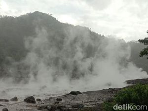 Diguyur Hujan, Material Vulkanik Semeru Terbawa Banjir Lahar hingga Berasap Diguyur Hujan, Material Vulkanik Semeru Terbawa Banjir Lahar hingga Berasap