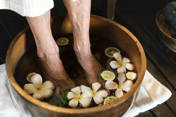 Untuk membuat pengalaman pedikur kuku dirumah semakin menyenangkan, isi baskom dengan air hangat.