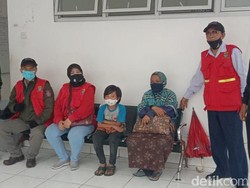Kisah Haru Bocah Pemulung Kerjakan Tugas Sekolah di Trotoar Bandung