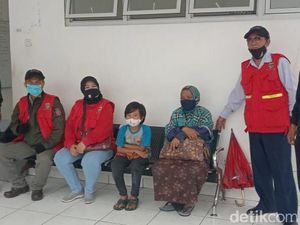 Kisah Haru Bocah Pemulung Kerjakan Tugas Sekolah di Trotoar Bandung Kisah Haru Bocah Pemulung Kerjakan Tugas Sekolah di Trotoar Bandung