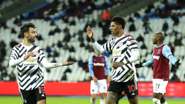 Bruno Fernandes Manchester Uniteds Marcus Rashford, right, celebrates with teammate Manchester Uniteds Bruno Fernandes after scoring his sides third goal during the English Premier League soccer match between West Ham United and Manchester United at the London stadium in London, England, Saturday, Dec. 5, 2020.(Adam Davy / Pool via AP)